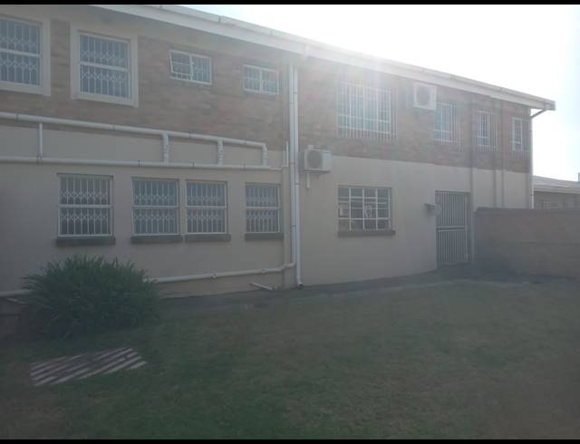 900M² BUILDING TO LET IN APEX